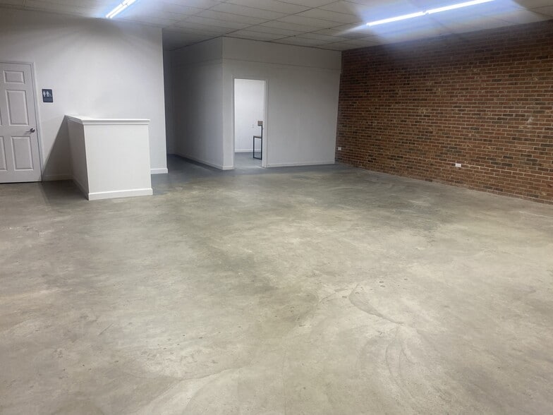 More Photos Of 305 E Arch St, Lancaster Light Distribution For Sale