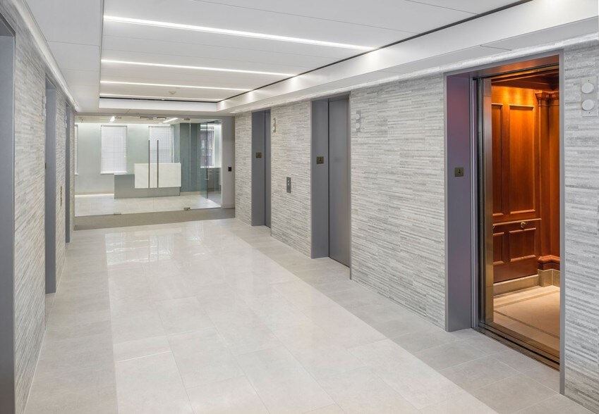 More Photos Of 555 11th St NW, Washington Office For Lease