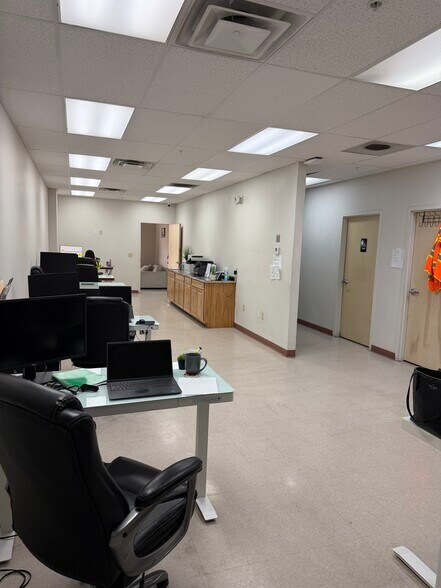 More Photos Of 445 Pan American Dr, El Paso Warehouse For Lease