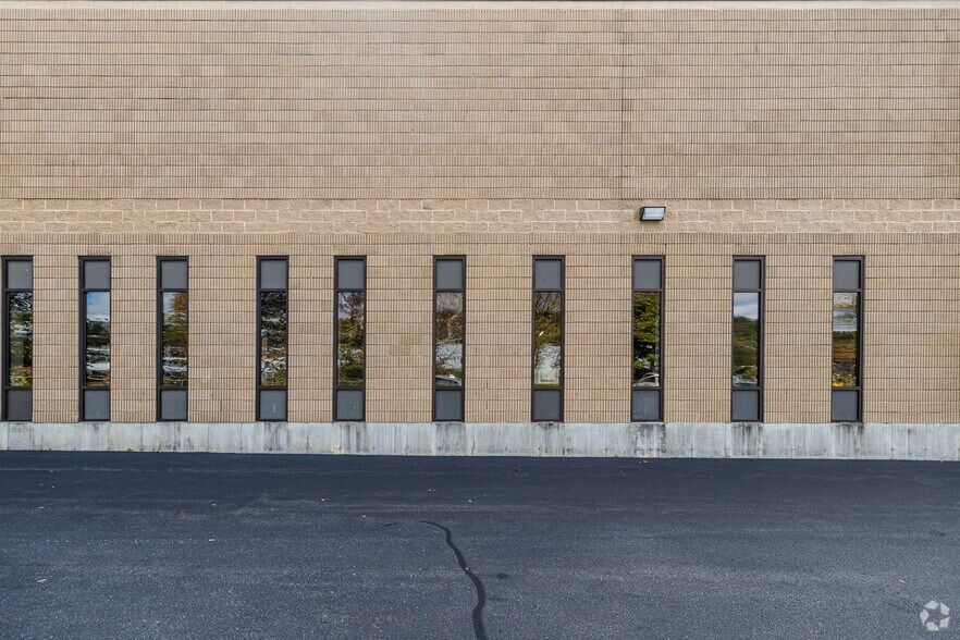 More Photos Of 117 Beaver St, Waltham Warehouse For Lease