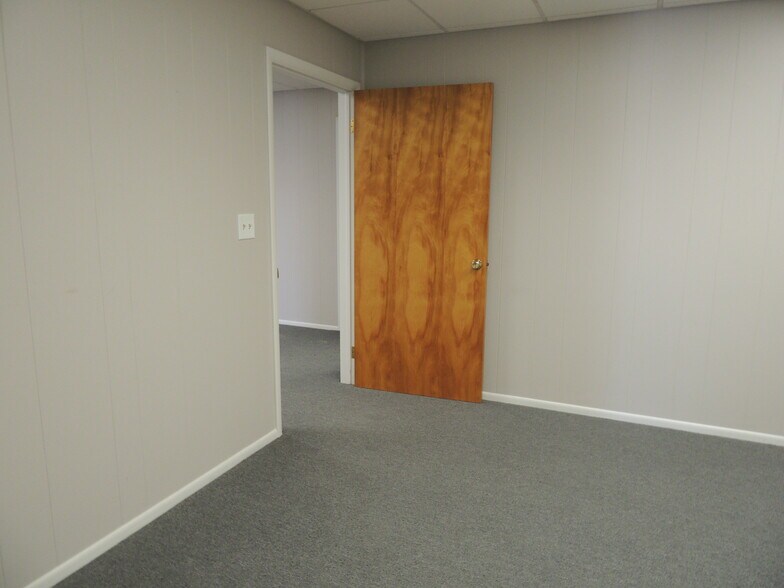 More Photos Of 1608 Lincolnway, Valparaiso Storefront Retail Office For Lease