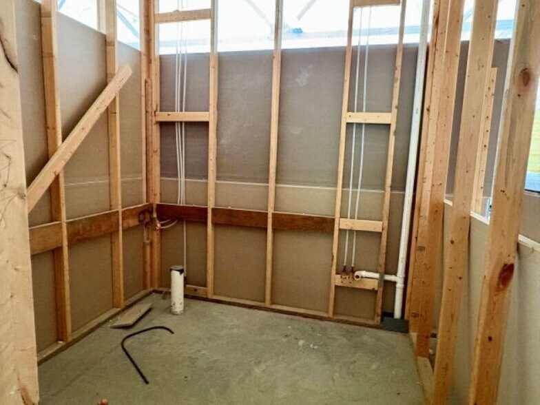 More Photos Of 7334 E Duck Lake Rd, Lake Leelanau Showroom For Lease