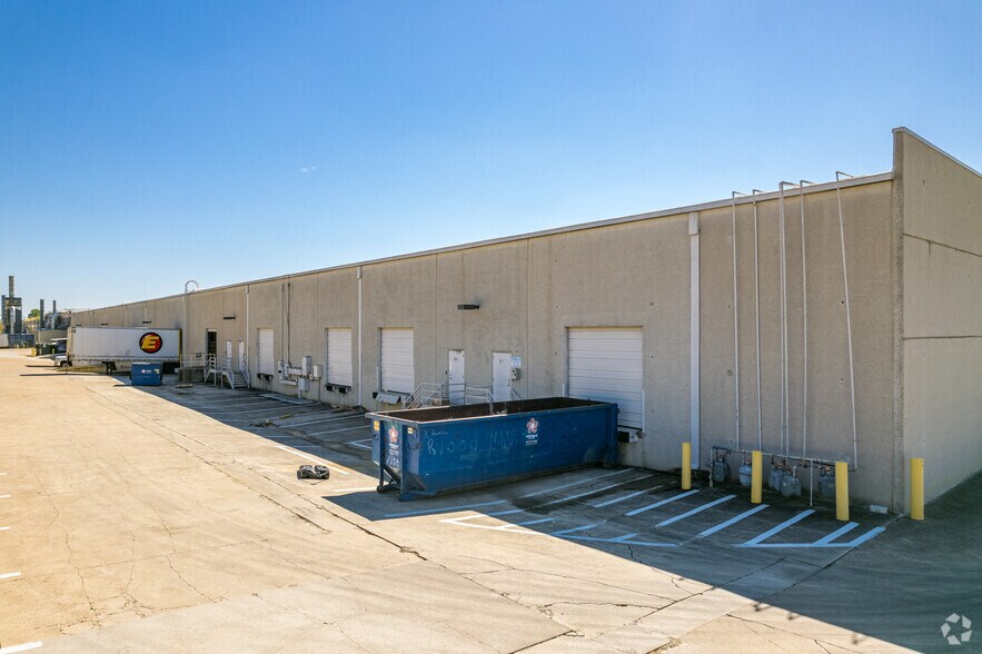 More Photos Of 3101-3115 N Skyway Cir, Irving Distribution For Lease