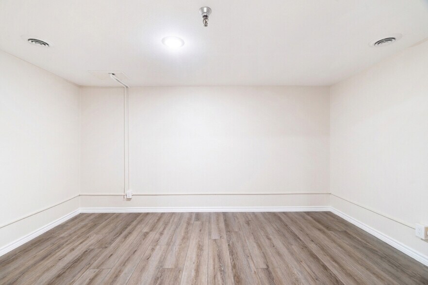 More Photos Of 3790 Lamar Ave, Paris Warehouse For Sale