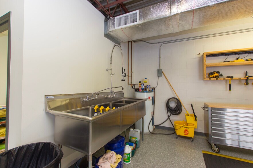 More Photos Of 4058 S Memorial Pky, Huntsville Warehouse For Sale