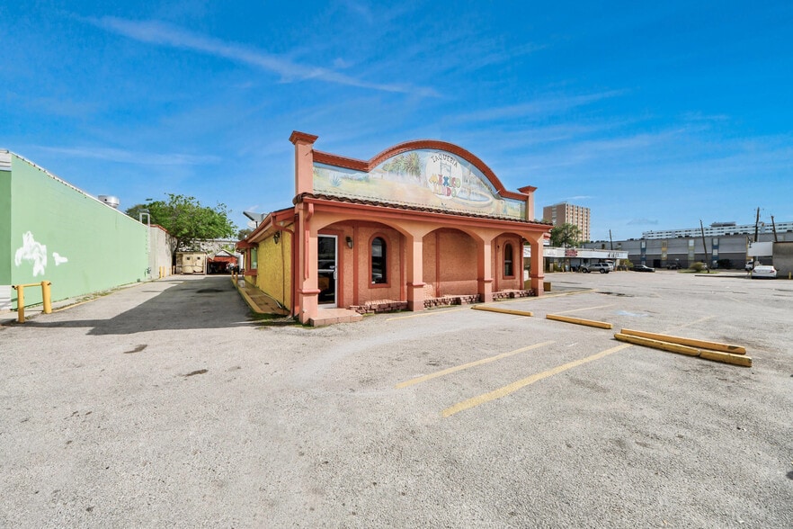 More Photos Of 7626 Clarewood Dr, Houston Restaurant For Sale