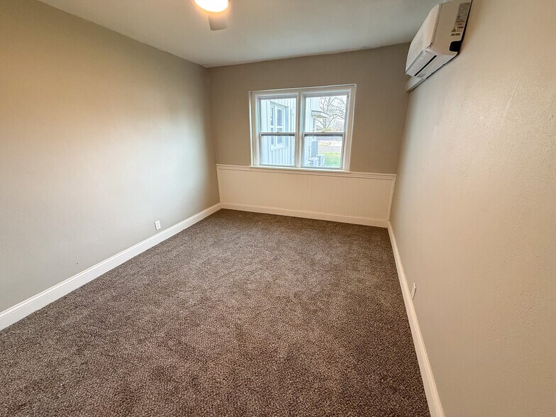 More Photos Of 11 N Walnut St, Iola Apartments For Sale