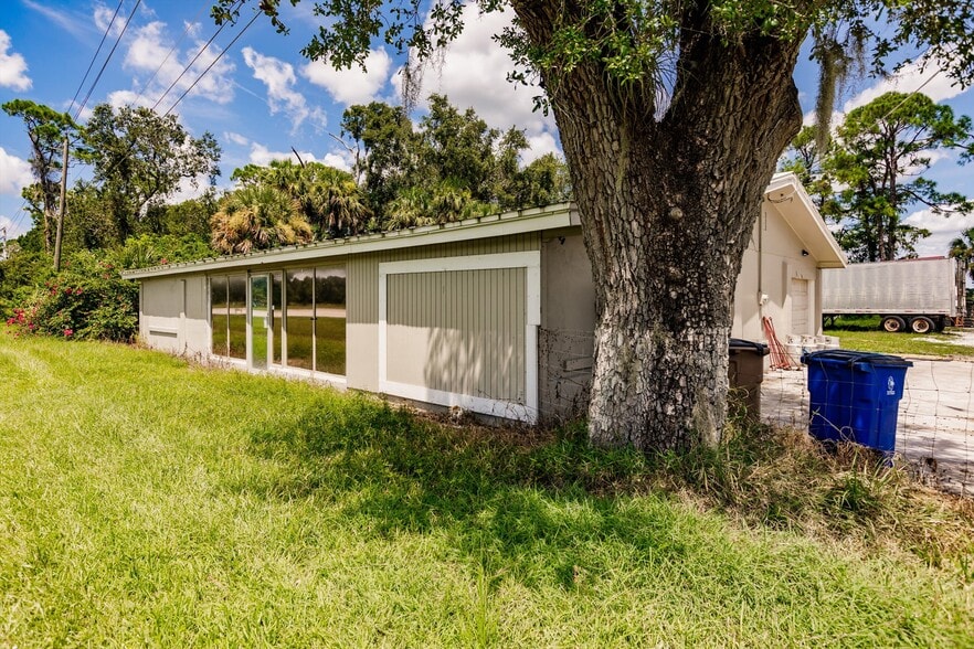 More Photos Of 19431 Palm Beach Blvd, Alva Flex For Lease