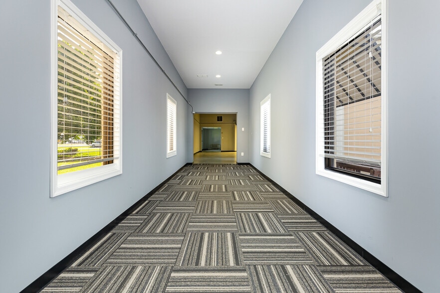 More Photos Of 100 Industrial Dr, Fredericksburg Showroom For Sale