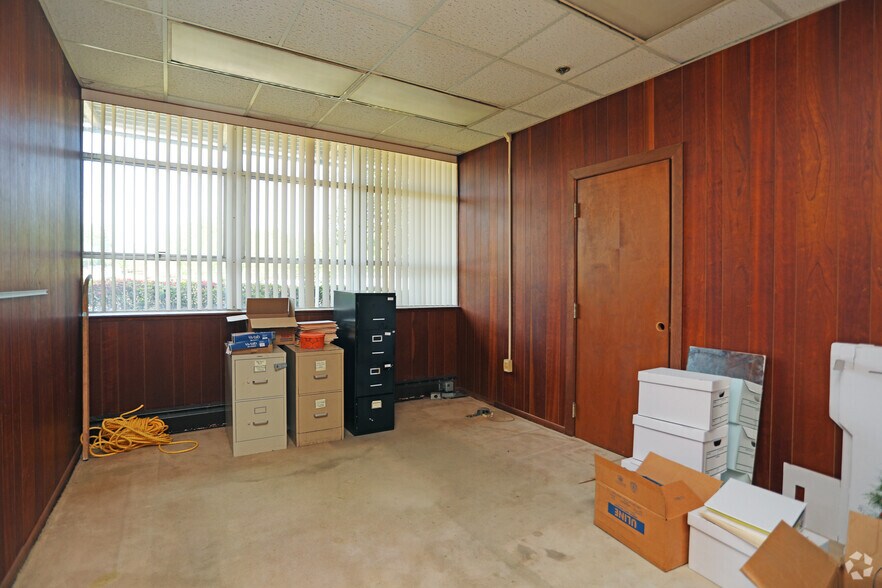 More Photos Of 572 S New St, Eden Distribution For Lease