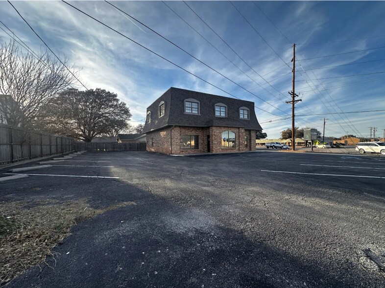More Photos Of 2702 Shepherd St, Abilene Office For Sale