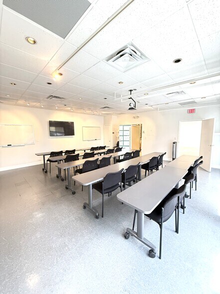 More Photos Of 255 NE 6th Ave, Delray Beach Office For Lease