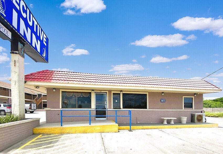 Primary Photo Of 1411 TX-100, Laguna Vista Hotel For Sale
