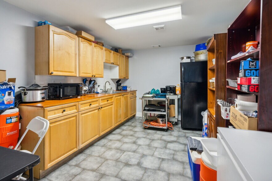 More Photos Of 308 Mill Creek Dr, Hull Warehouse For Sale