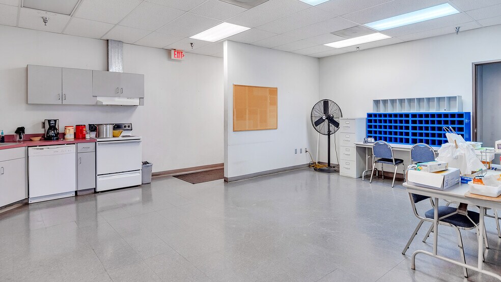 More Photos Of 7025 N Leadbetter Rd, Portland Service For Lease