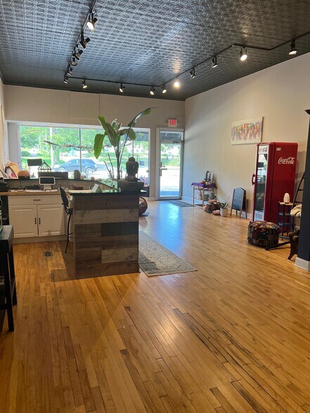 More Photos Of 2211-2213 E State St, Rockford Storefront For Lease