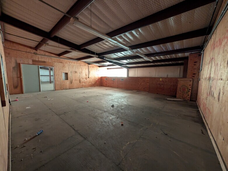 More Photos Of 128 GA-520, Cusseta Warehouse For Sale