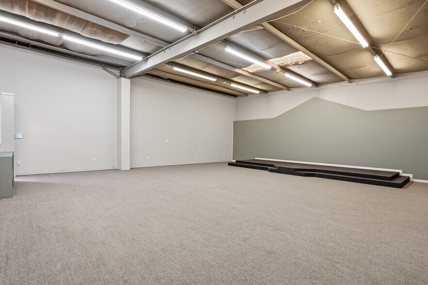 More Photos Of 711 N Causeway Blvd, Mandeville Flex For Lease