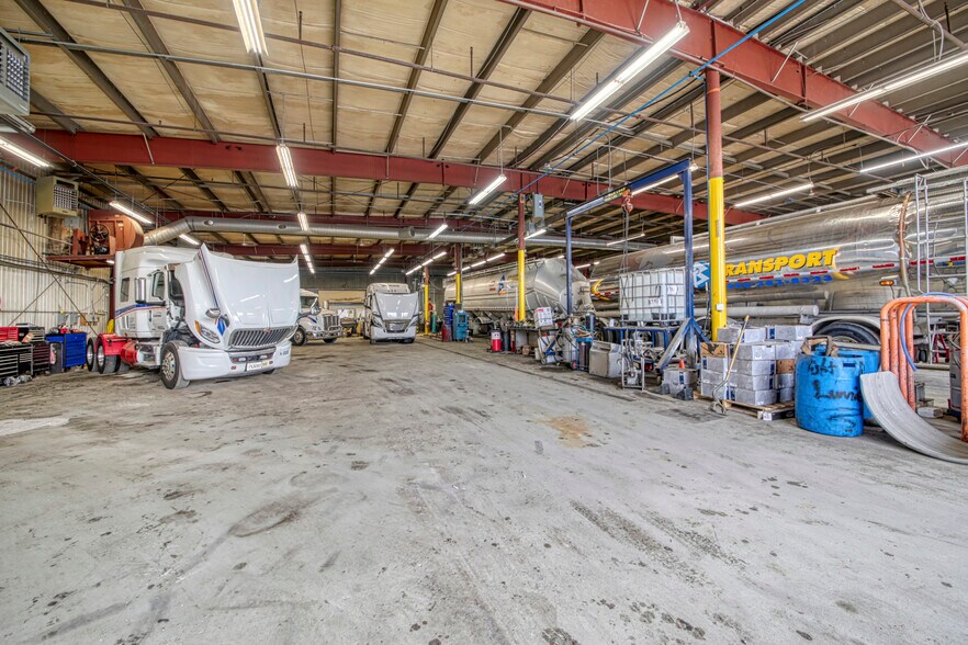 More Photos Of 1265-1325 Rue Industrielle, La Prairie Warehouse For Lease