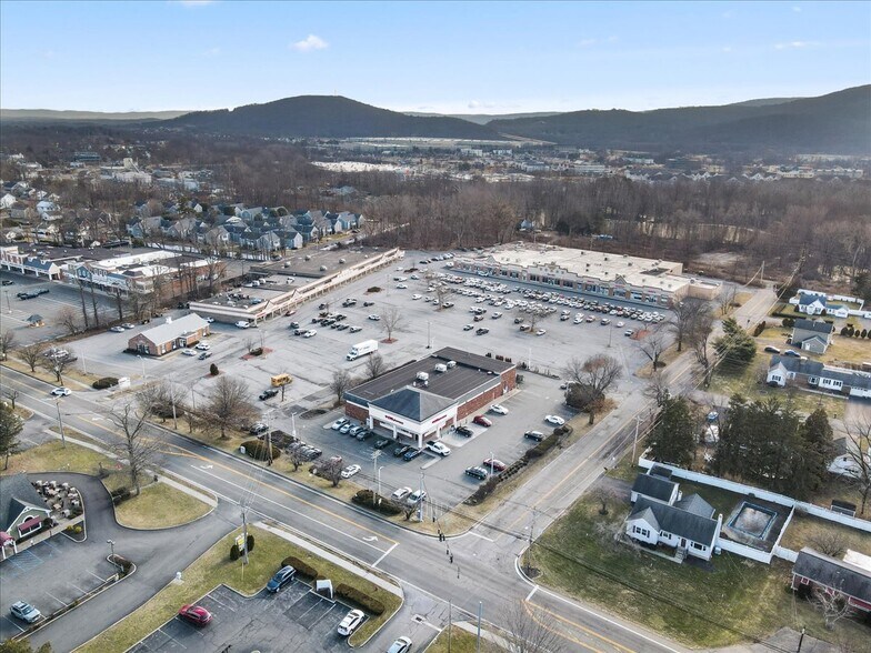 More Photos Of 982-986 Main St, Fishkill Unknown For Lease