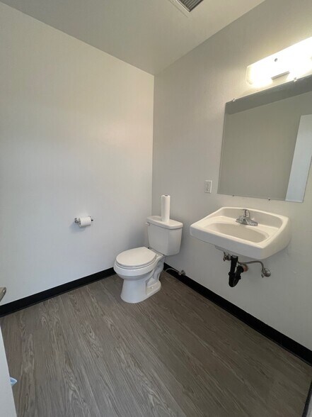 More Photos Of 19428-19434 Business Center Dr, Northridge Warehouse For Lease