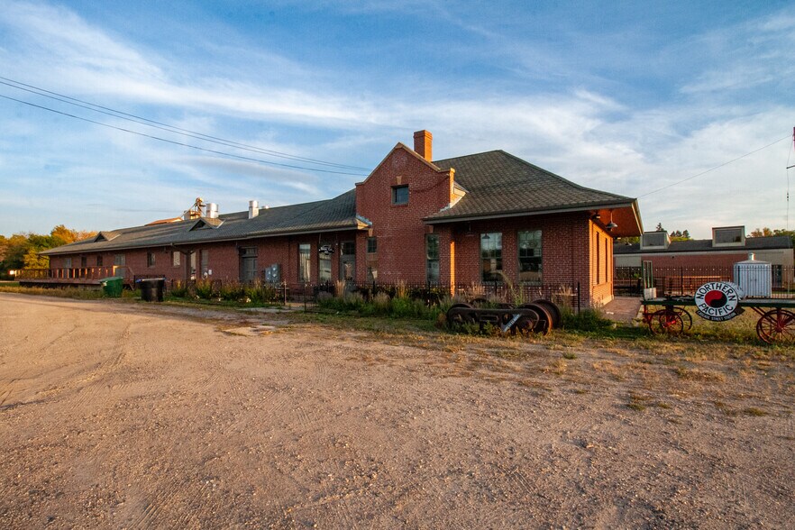 Primary Photo Of 423 S Cascade, Fergus Falls Freestanding For Sale