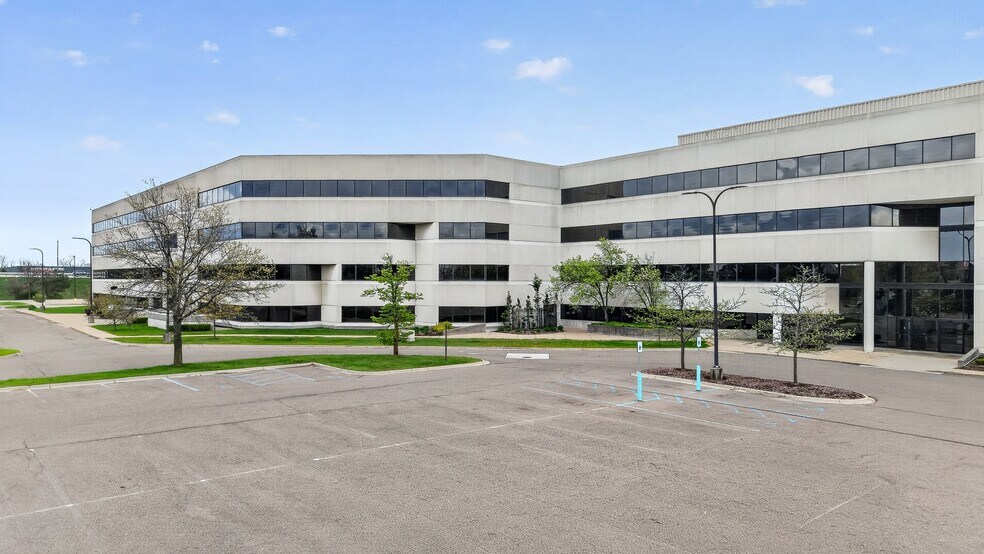More Photos Of 1560 E Maple Rd, Troy Medical For Lease
