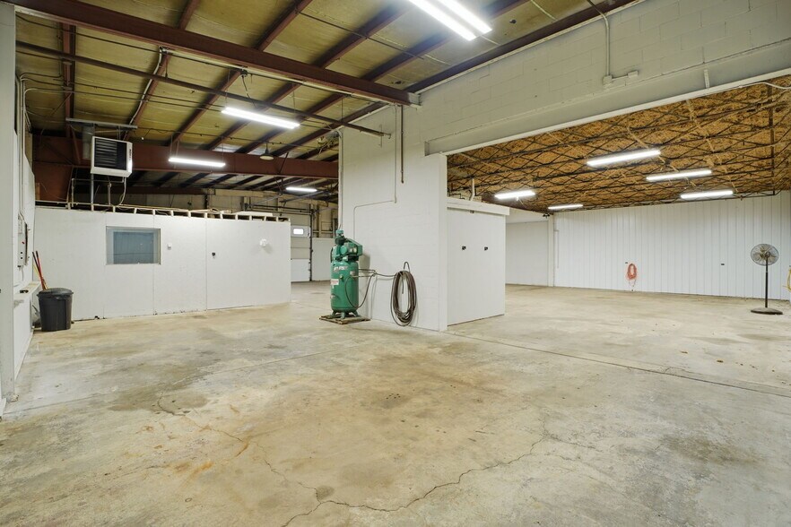 More Photos Of 3499 E Main St, Kalamazoo Auto Repair For Lease