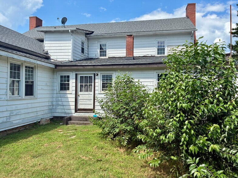 More Photos Of 1109 W Main St, Yadkinville Flex For Sale