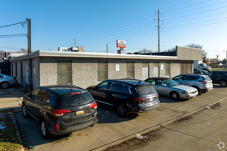 More Photos Of 13650 W 8 Mile Rd, Oak Park Office For Sale