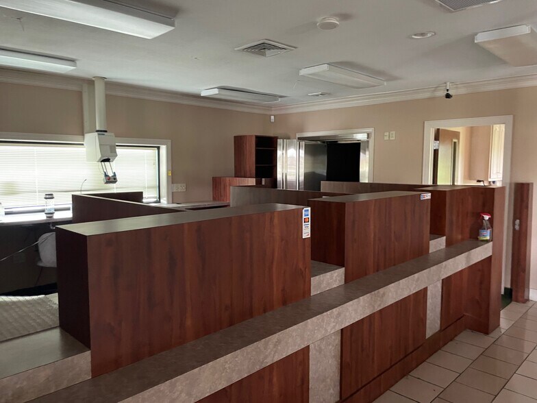 More Photos Of 184 Stone Container Dr, Clarksville Bank For Lease