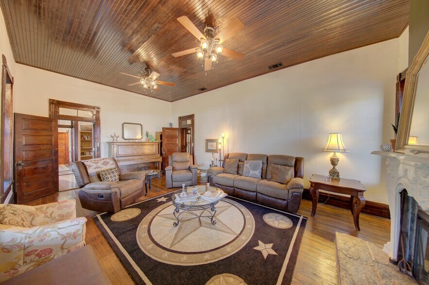 More Photos Of 405 W Avenue E, Alpine Specialty For Sale