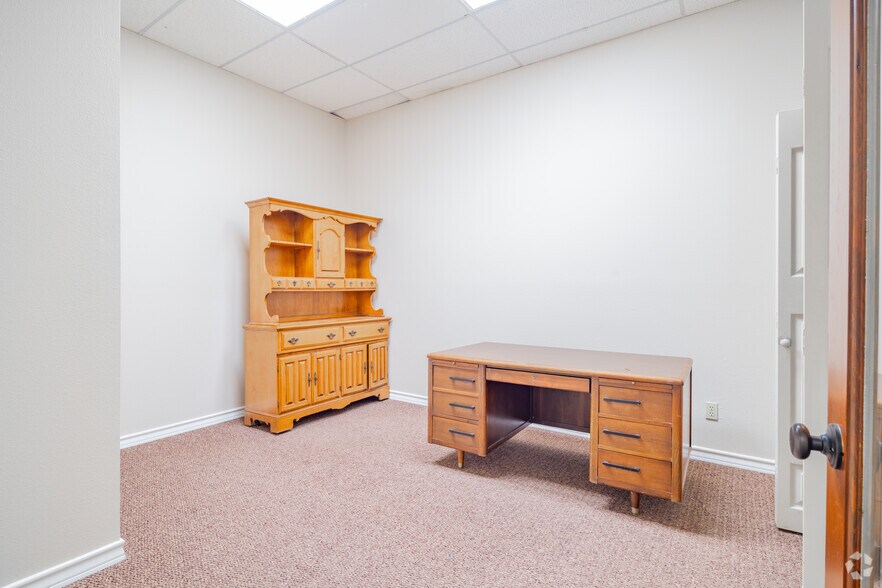 More Photos Of 1400-1460 Sidney Baker St, Kerrville Office For Lease