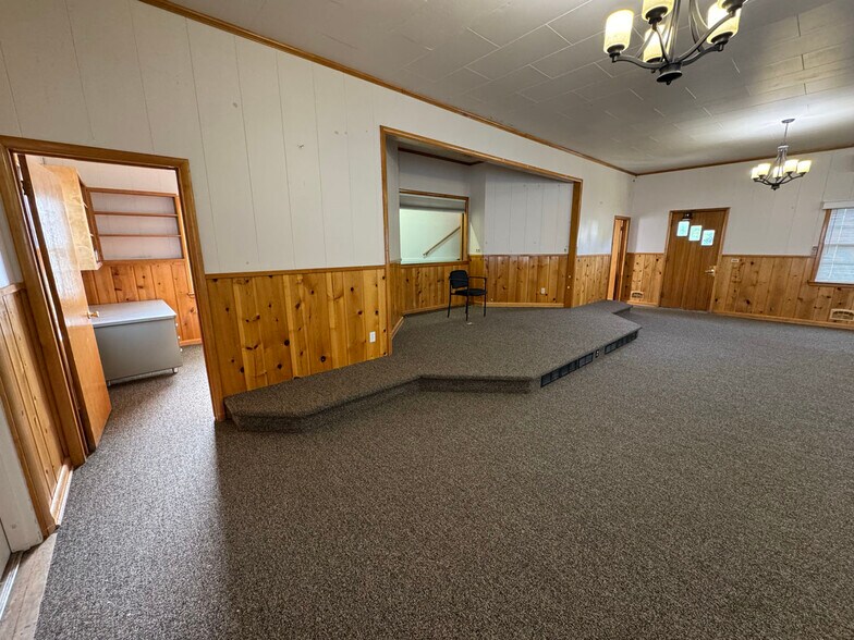 More Photos Of 402 S 7th St E, Riverton Flex For Sale