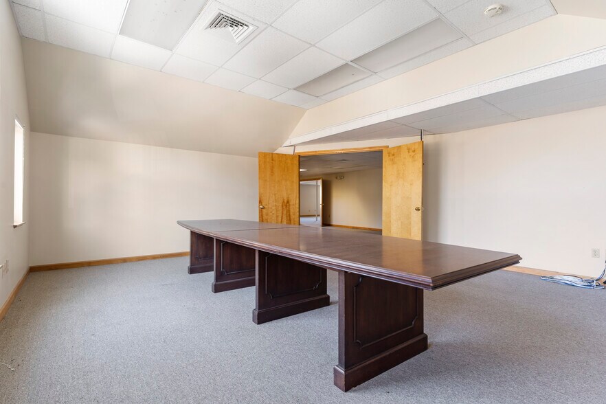 More Photos Of 128 Litchfield Rd, New Milford Medical For Sale