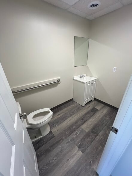 More Photos Of 537-553 Eastern Blvd, Montgomery Unknown For Lease