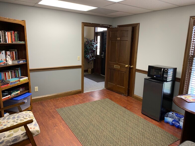 More Photos Of 93 W Franklin St, Centerville Office For Lease