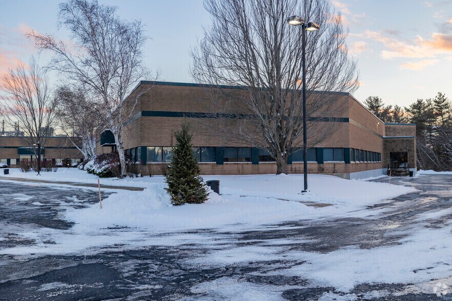 More Photos Of 5 Wentworth Dr, Hudson Research And Development For Lease