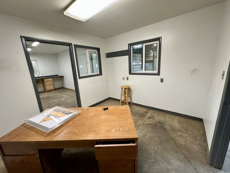 More Photos Of 2305 W Industrial Park Dr, Bloomington Warehouse For Lease