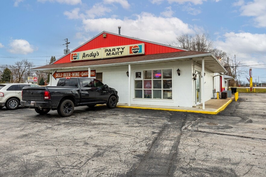 More Photos Of 2048 E Sand Rd, Port Clinton Freestanding For Sale