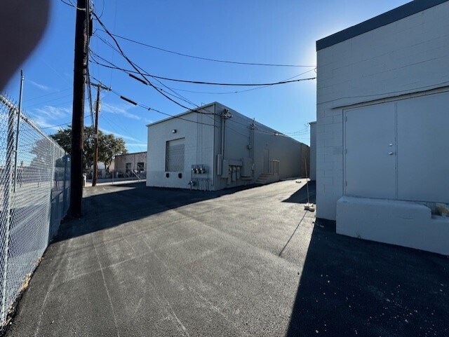 More Photos Of 11901 Warfield St, San Antonio Light Manufacturing For Sale