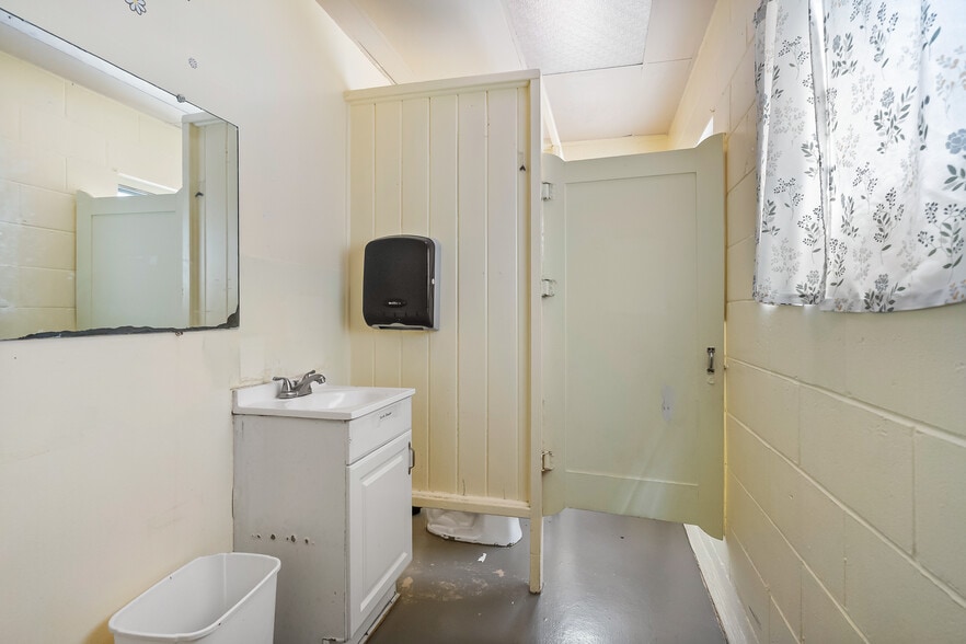 More Photos Of 855 W Desoto St, Clermont Specialty For Lease