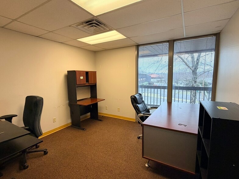 More Photos Of 442 Metroplex Dr, Nashville Office For Sale