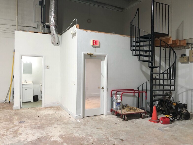 More Photos Of 7760 W 20th Ave, Hialeah Warehouse For Lease