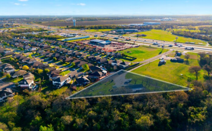 More Photos Of 6400 I 35 N Frontage rd, Robinson Office For Sale