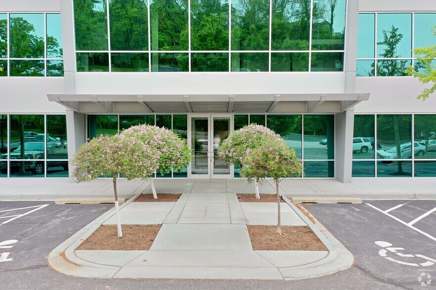 More Photos Of 2127 Innerbelt Business Center Dr, Overland Office For Lease