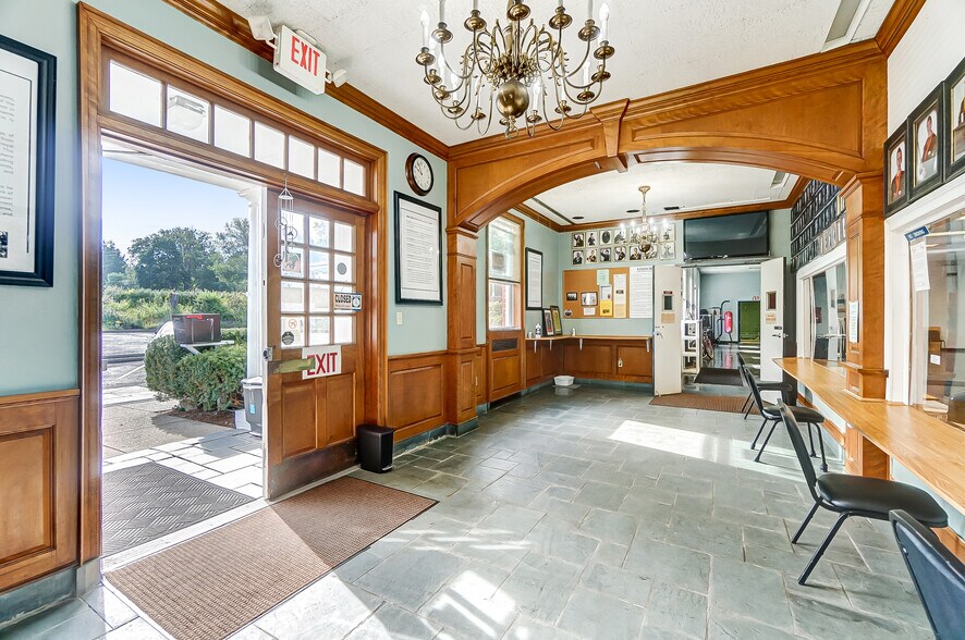 More Photos Of 20 Iron Gate Park Dr, Centerville Storefront Retail Office For Lease