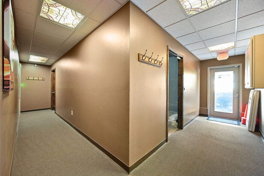 More Photos Of 304 SW Market St, Lee's Summit General Retail For Sale