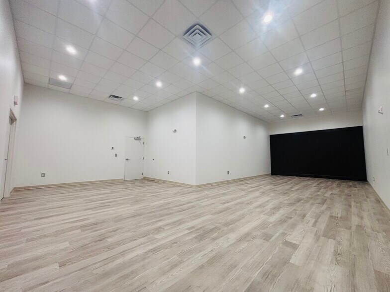 More Photos Of 131 Parkwood Cir, Carrollton General Retail For Lease