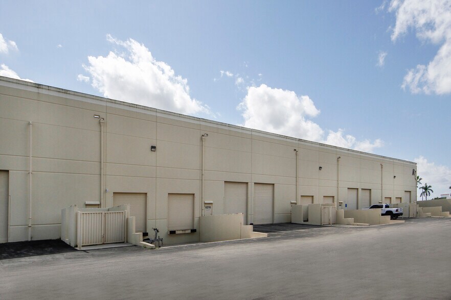 More Photos Of 6250-6270 N Hiatus Rd, Tamarac Unknown For Lease